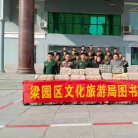 商丘市梁園區(qū)：送書進軍營 共建軍民情