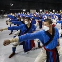 塔溝武校春晚真人演繹演武壁畫(huà)