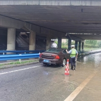 匝道積水高過(guò)膝蓋 高速交警雨中奮戰(zhàn)四小時(shí)全力護(hù)民保暢通