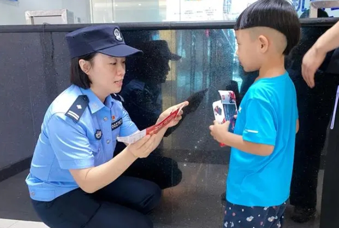 孩子坐飛機(jī)沒帶證件咋辦？河南機(jī)場公安設(shè)置“一分鐘出證”自助機(jī)